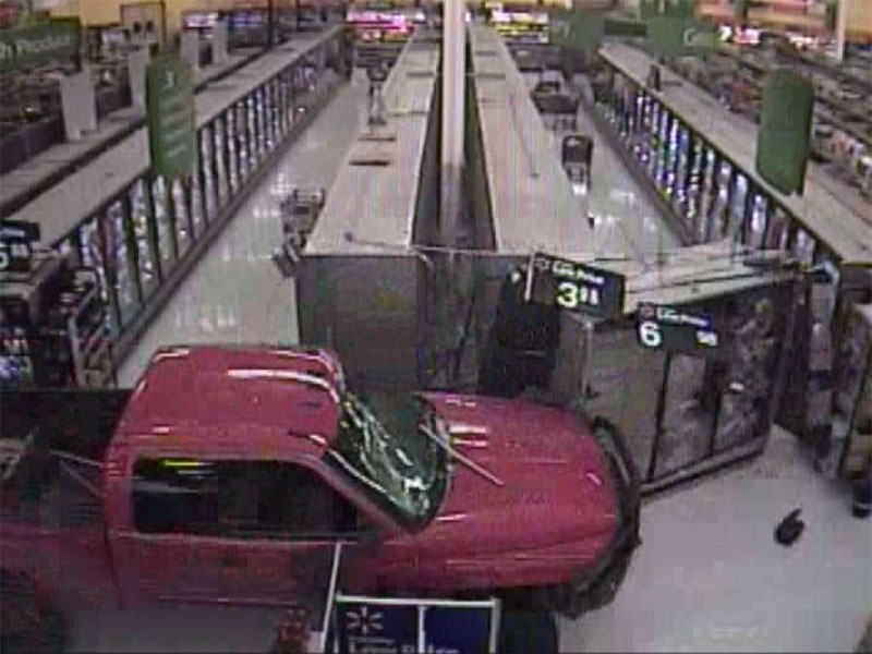 بالفيديو: شاب أمريكي يقتحم مركزًا تجاريًا بسيارته رباعية الدفع!